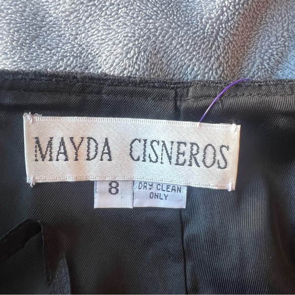 Mayda Cisneros Black skirt with pink boa - Picture 4 of 7